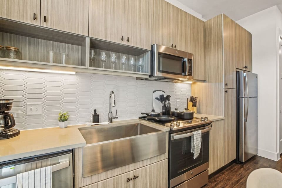 You’ll love the convenience of this fully equipped kitchen, where you can brew coffee, cook meals, or prepare snacks. The cozy layout and warm ambiance make cooking here a delightful part of your stay.