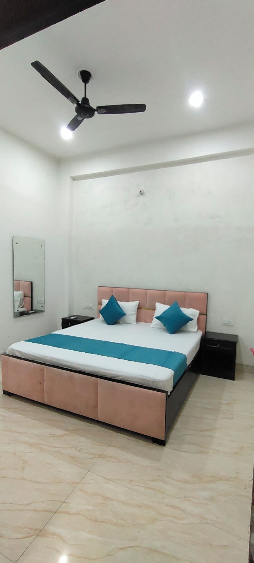 Deluxe Double Room, City View | Desk, laptop workspace, soundproofing