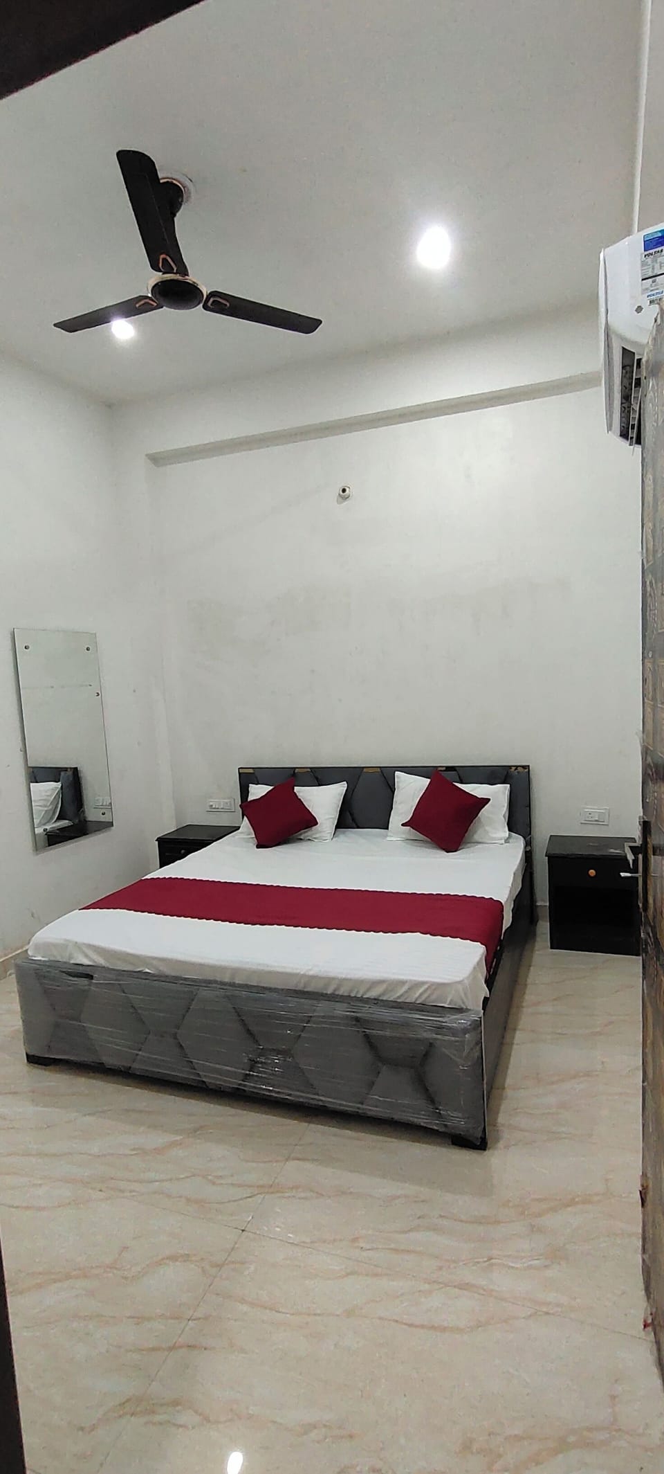 Deluxe Double Room, City View | Desk, laptop workspace, soundproofing
