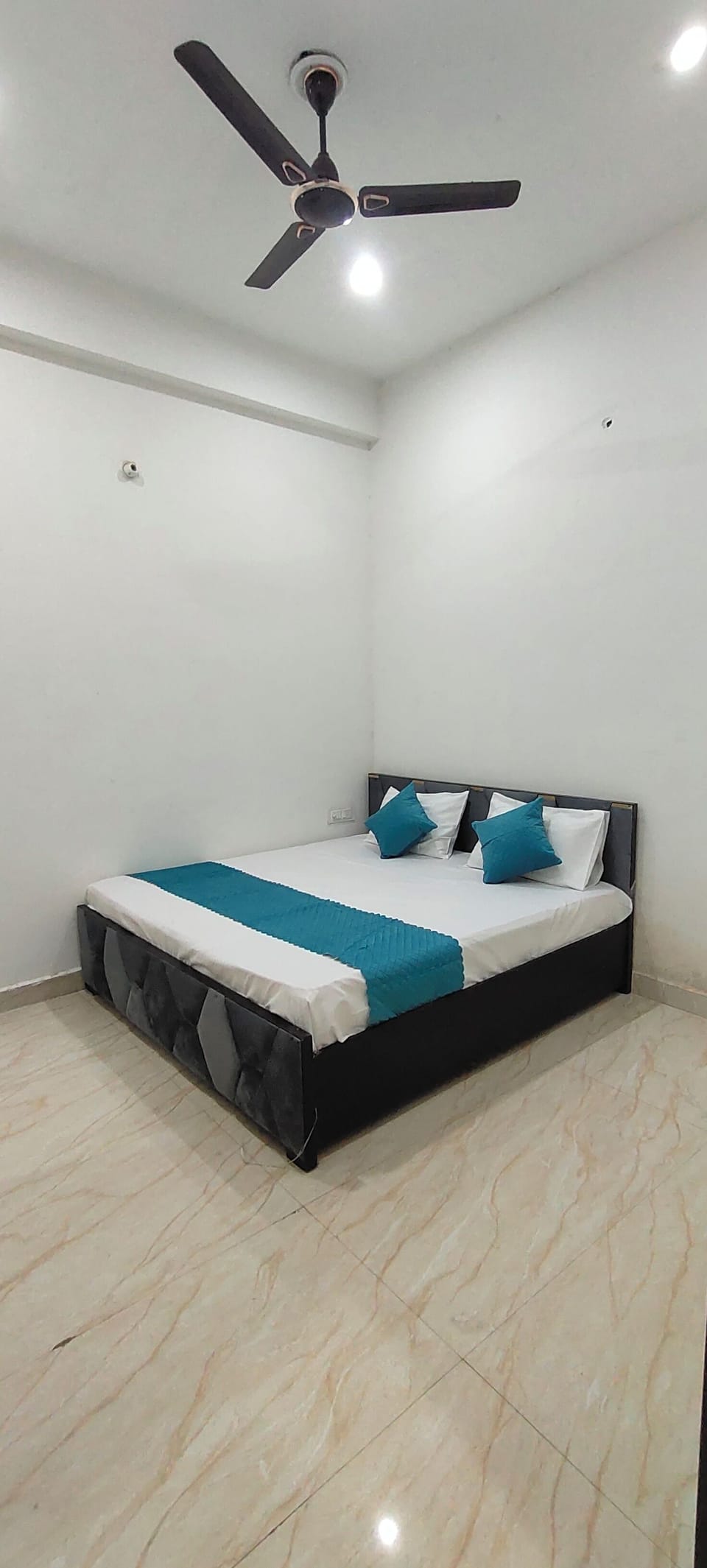 Deluxe Double Room, City View | Desk, laptop workspace, soundproofing