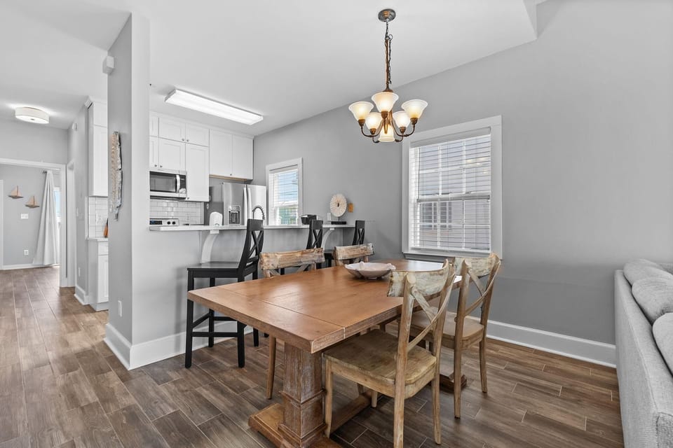 House, Multiple Beds (HypNautic East) | Dining