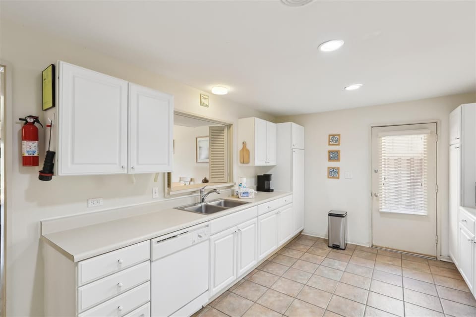 Kitchen at 765 Queens Grant