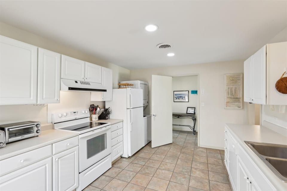 Kitchen at 765 Queens Grant