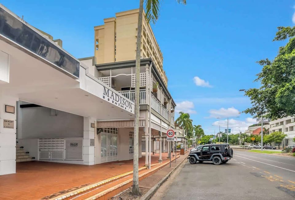 Centrally located, enjoy a serene home away from home adjacent to the popular wharf with restaurants, cafes, parks and shopping all on your doorstep.

