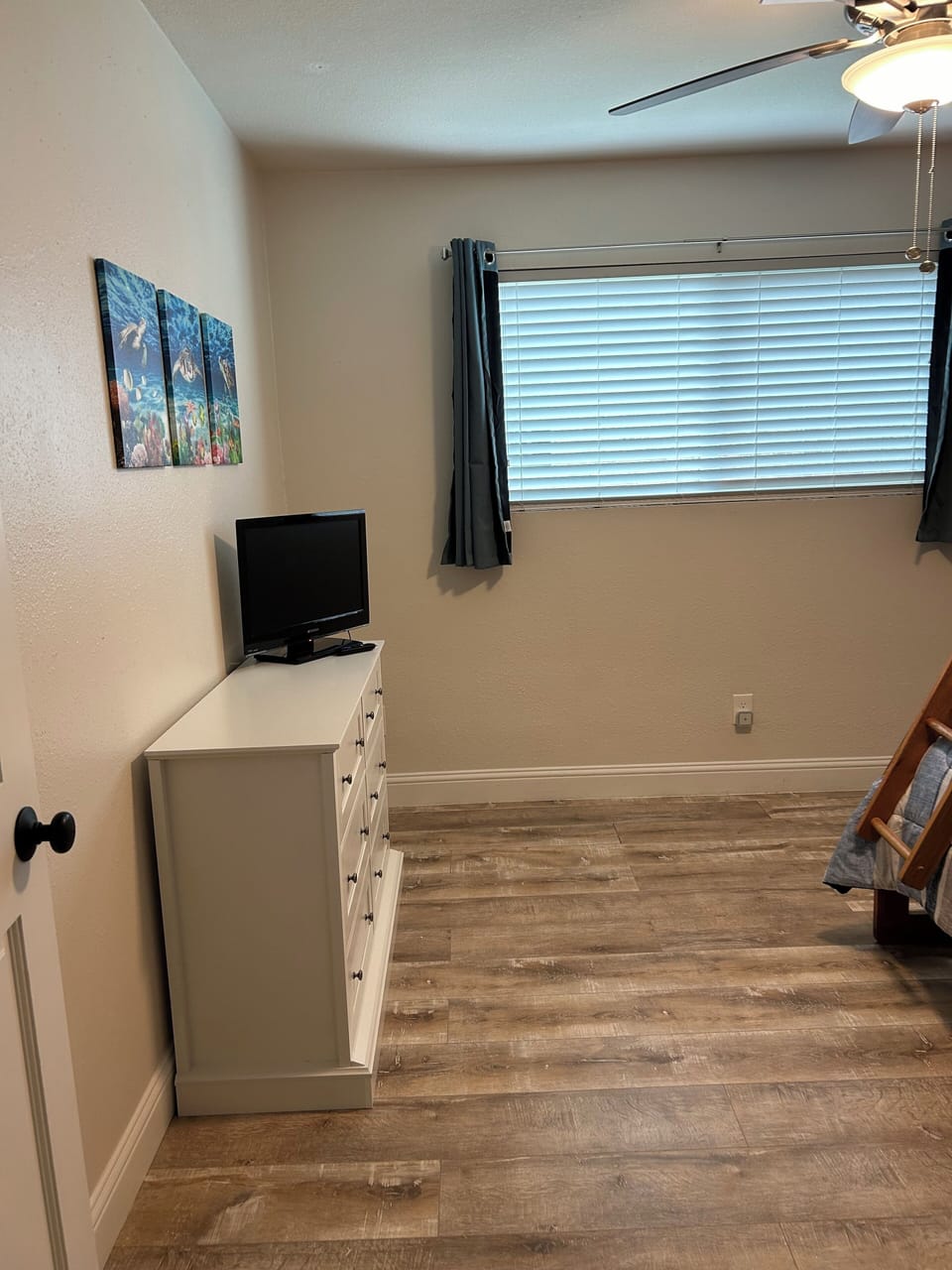 3rd Room - Bunk room - Full bed  and Twin bed - Streaming TV 