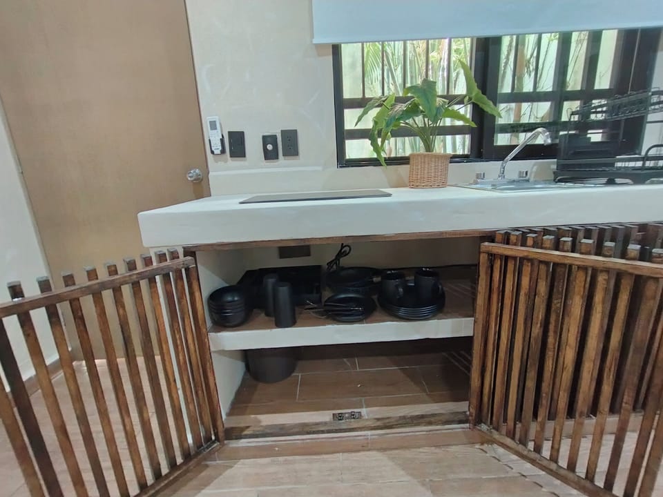Family Studio | Private kitchen | Fridge, microwave, stovetop, cookware/dishes/utensils