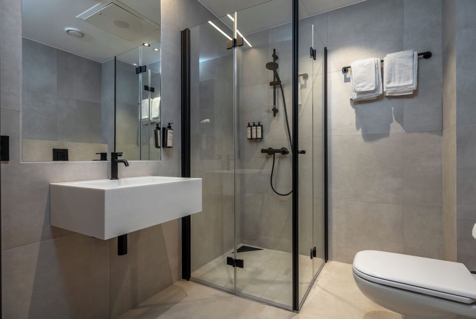 Shower, towels
