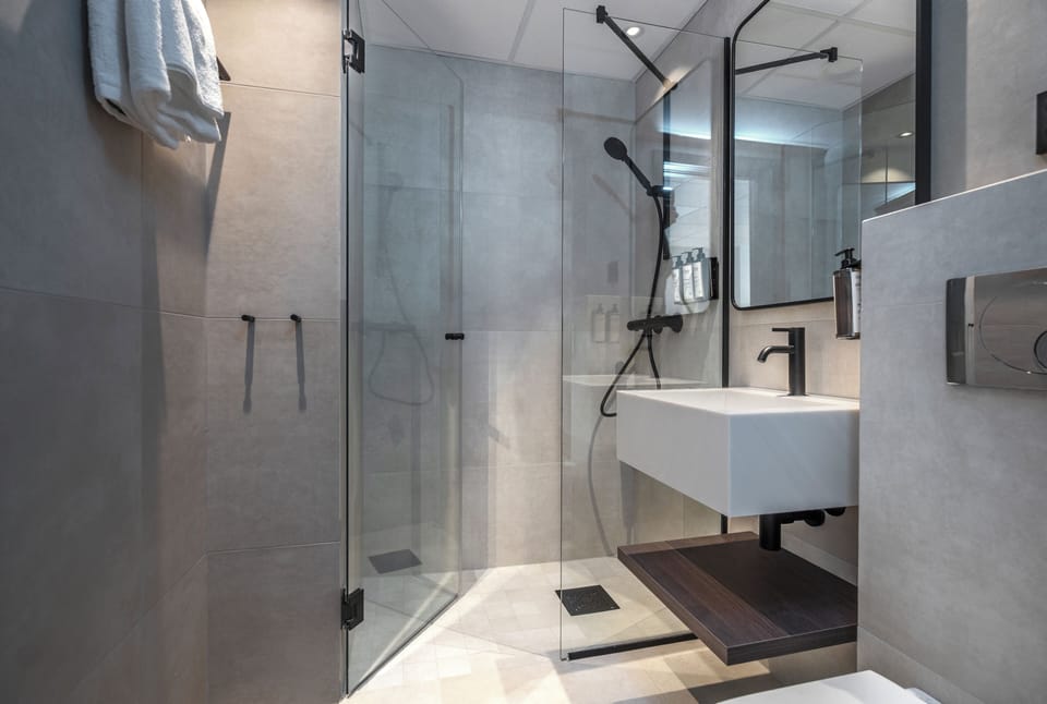 Standard Twin Room | Bathroom | Shower, towels