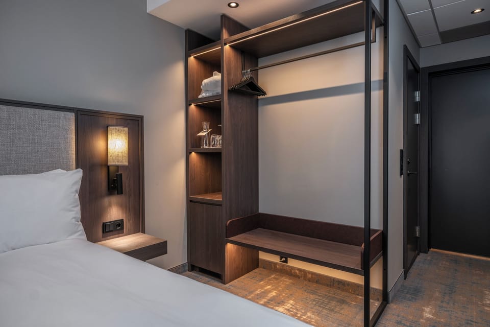 Hypo-allergenic bedding, desk, blackout drapes, free WiFi