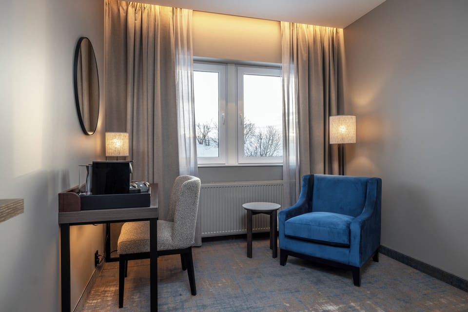 Hypo-allergenic bedding, desk, blackout drapes, free WiFi