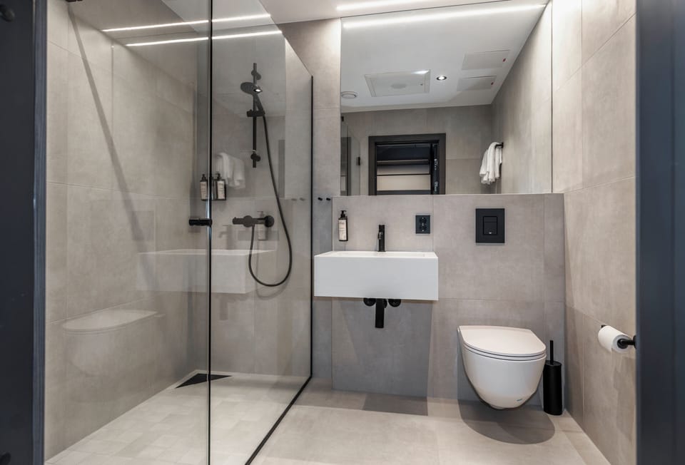 Superior Room | Bathroom | Shower, towels