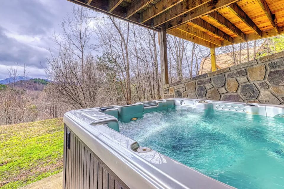 The hot tub is right off the game room. Take a soak after a long day hiking the trails with this pristine Mountain View from the jacuzzi.