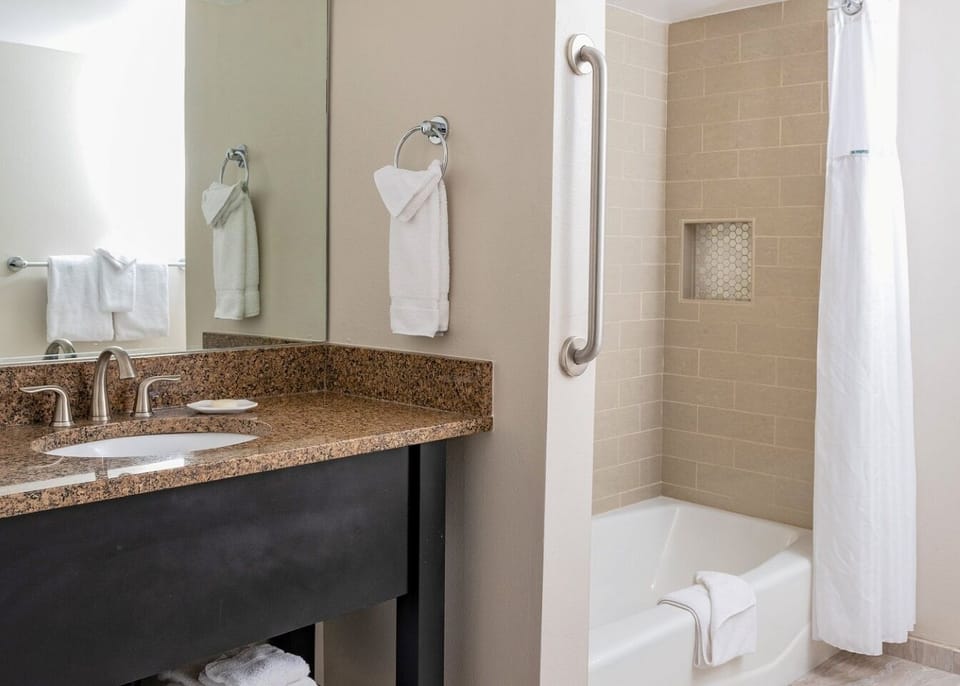 c115cd5c-7d27-4d70-aff7-9b02f82dda36_8_WMA_2BR_Bathroom.jpg