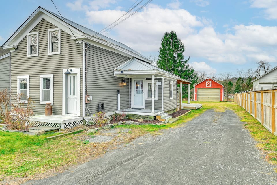 House Exterior | Fire Pit | Porch