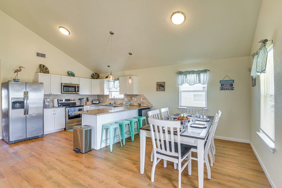Dining Area | Dishware & Flatware Provided | Central A/C & Heat