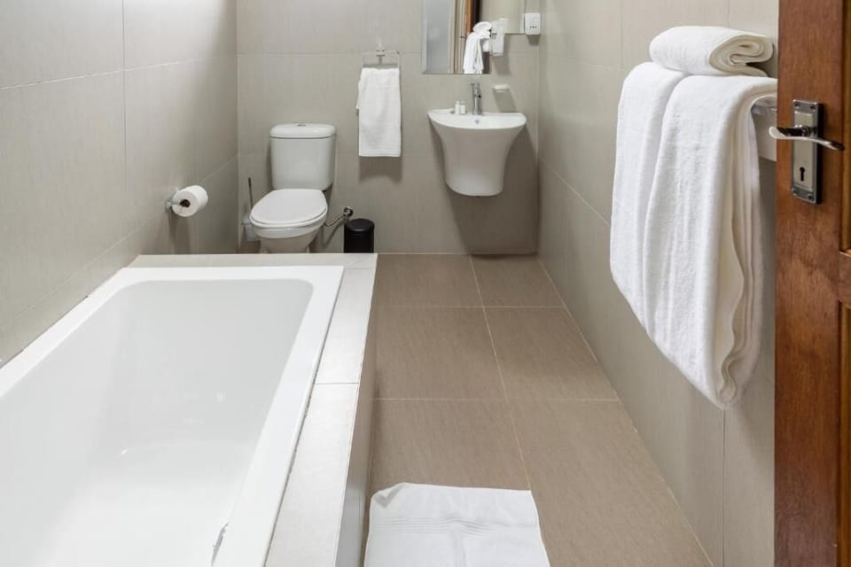 Junior Studio Suite | Bathroom | Towels, soap, shampoo, toilet paper