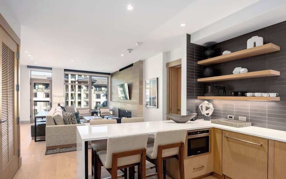 462 - Full kitchen with Wolf, Subzero appliances, island seating