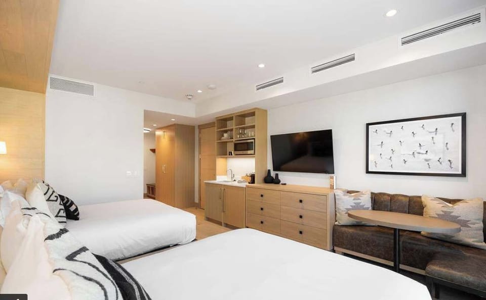 460 - Studio lock off with two double beds