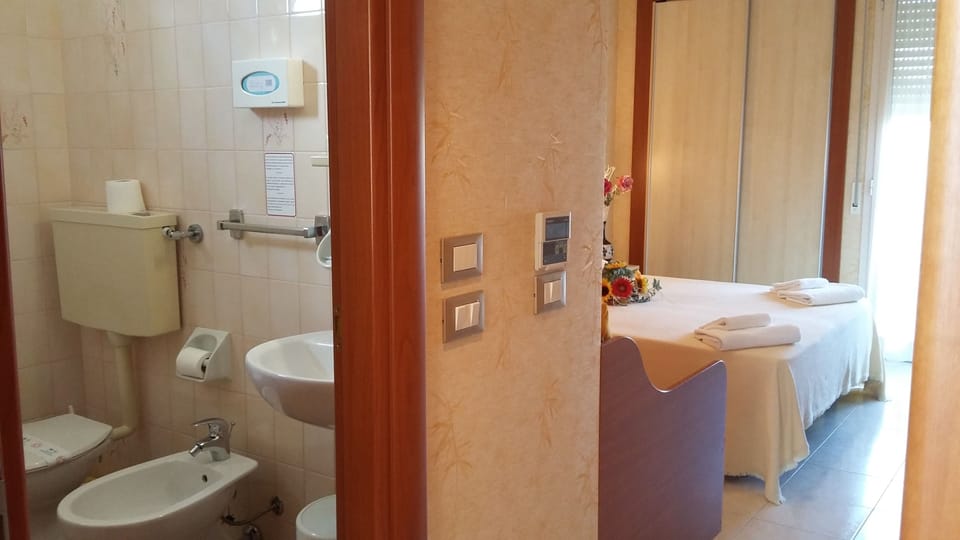 Triple Room | Bathroom | Shower, rainfall showerhead, hair dryer, bidet