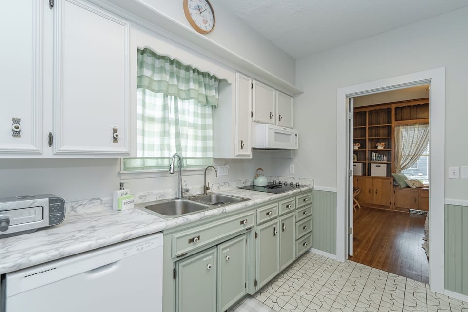 fullsize kitchen, all the dishes you need