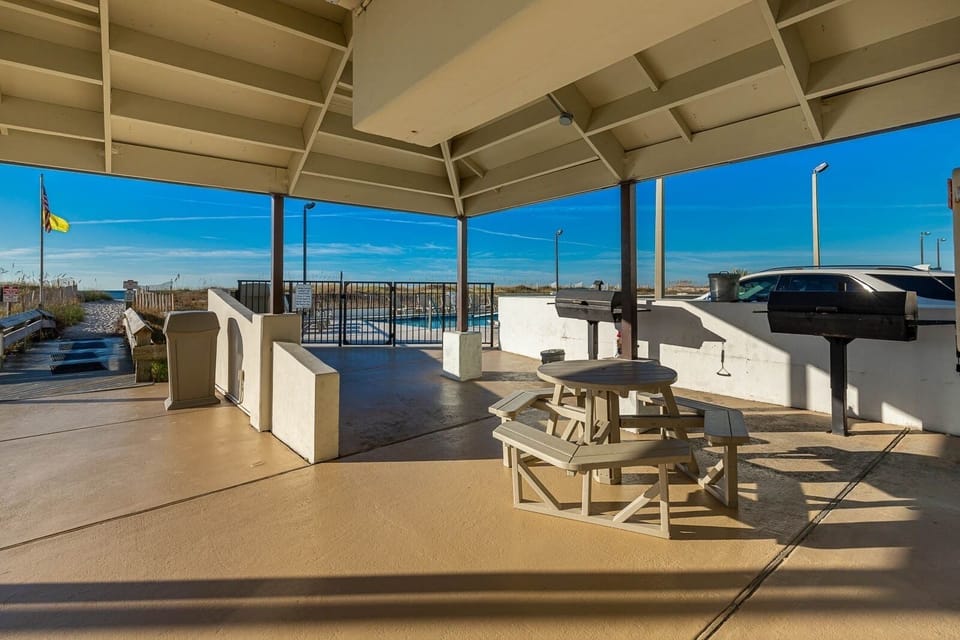 grilling area near pool