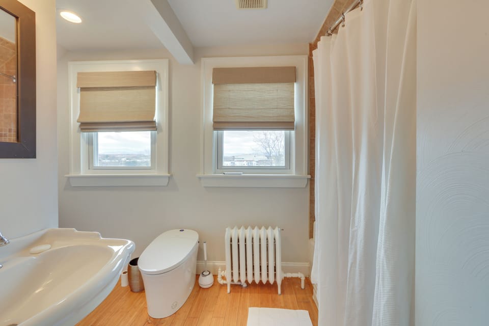 Full Bathroom | 2nd Floor | Towels Provided