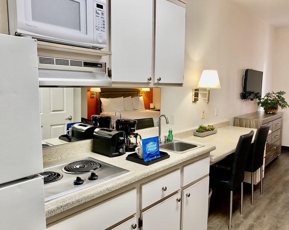 Studio Suite, 1 Queen Bed, Kitchenette | Private kitchenette | Full-size fridge, microwave, stovetop, toaster