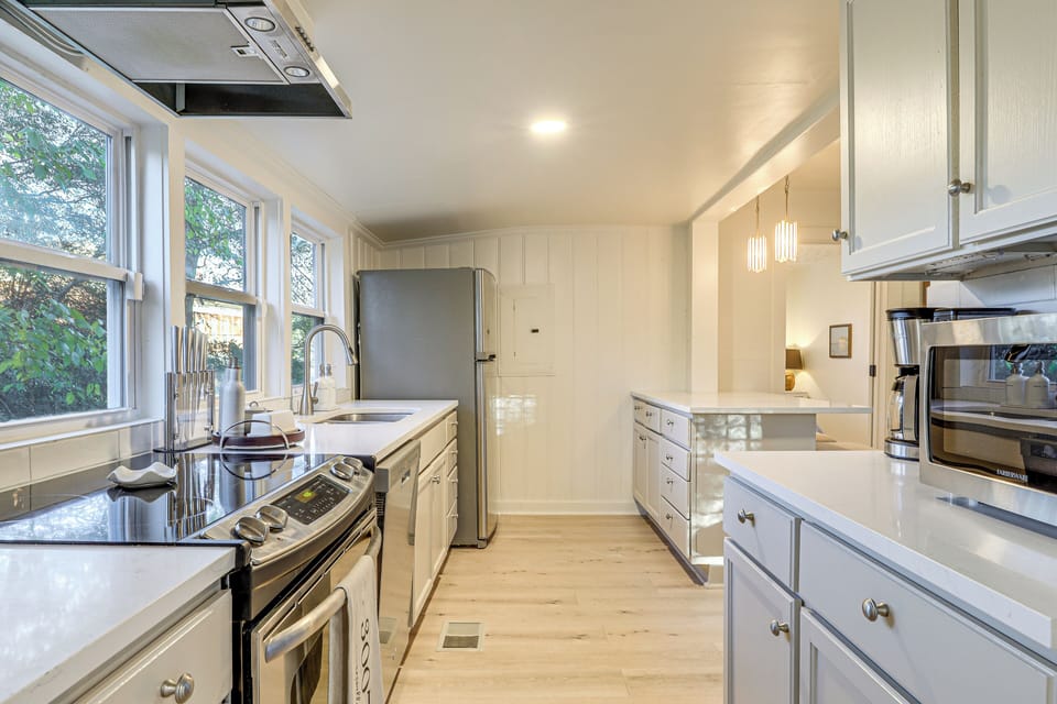 Kitchen | Central A/C & Heating | Free WiFi