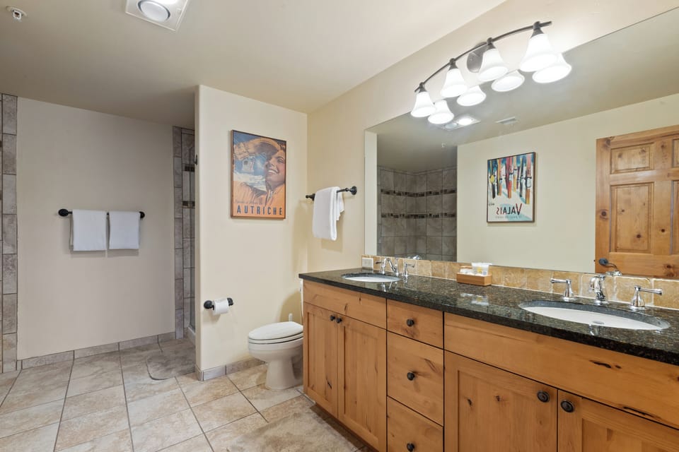 Junior primary en suite bathroom with double sinks