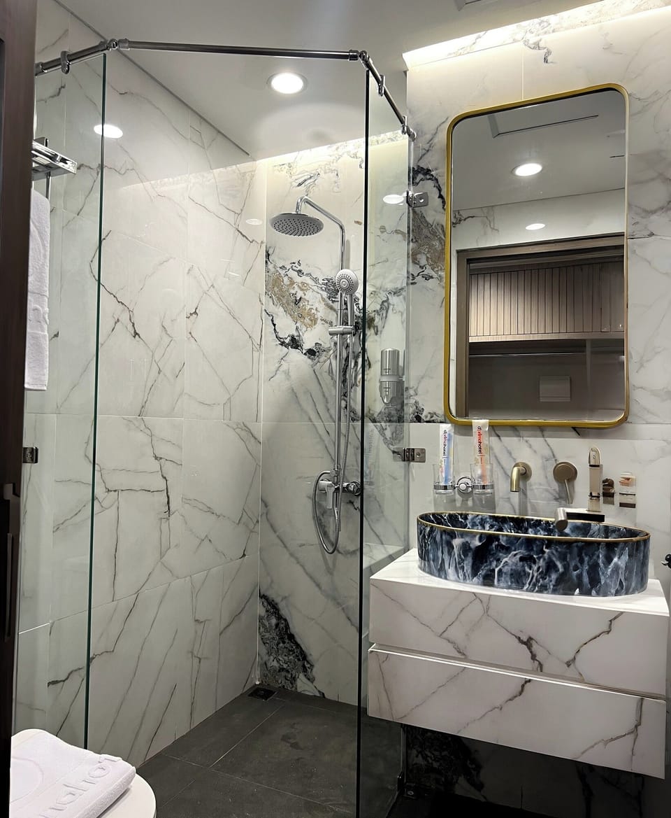 Deluxe Double or Twin Room | Bathroom | Slippers