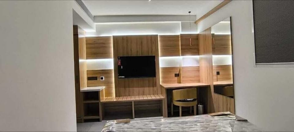 Deluxe Double Room | Desk