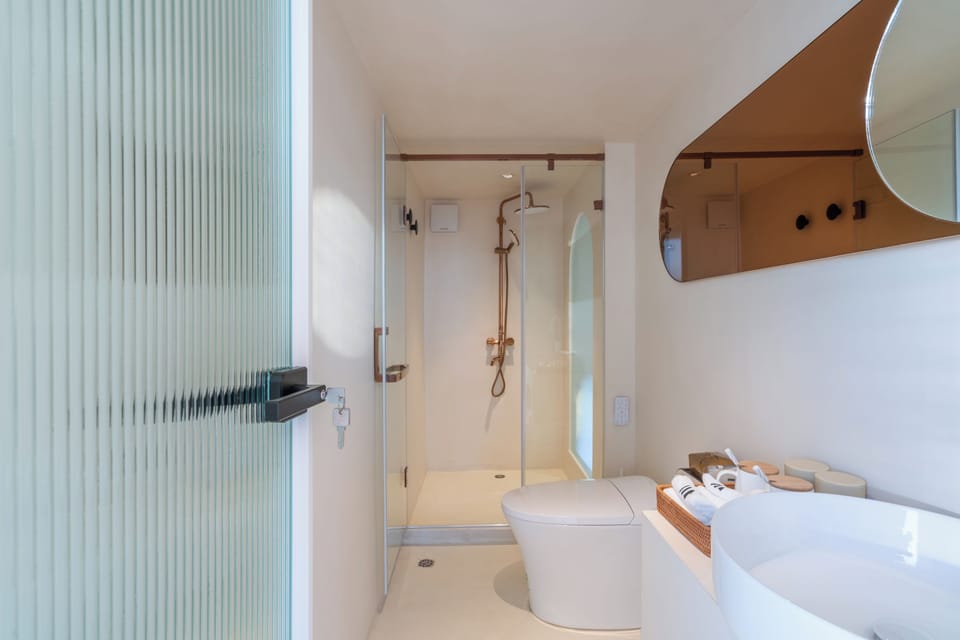 Luxury Twin Room | Bathroom | Hair dryer, slippers, towels, soap