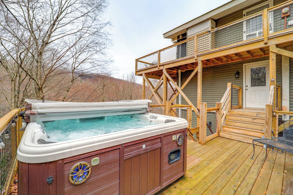 Decks | Private Hot Tub | Gas Grill | Outdoor Dining Area