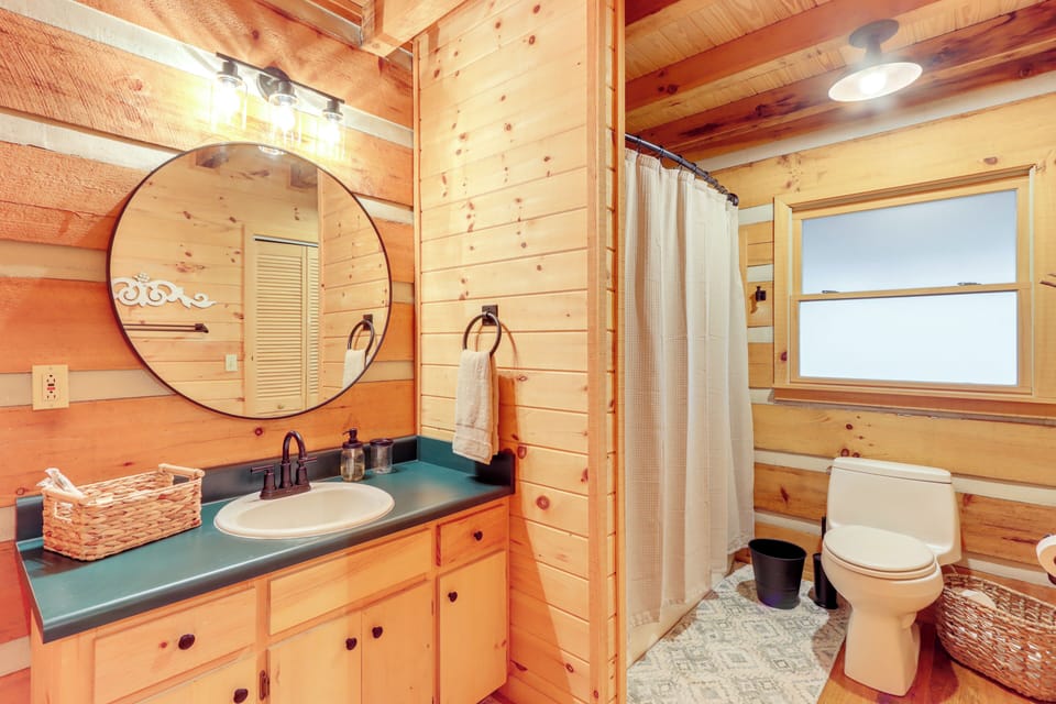 Full Bathroom | Towels Provided | 1st Floor