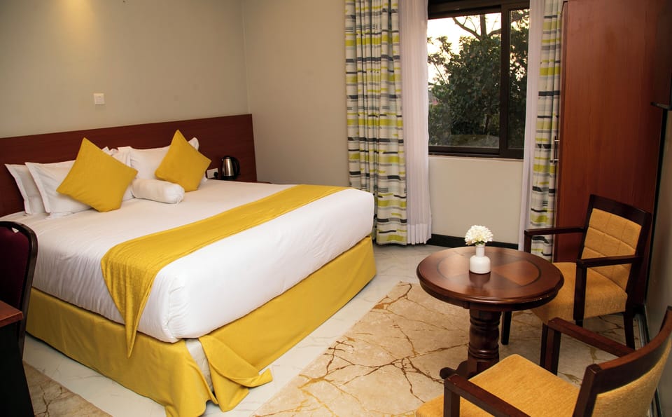 Deluxe Studio Suite, City View | Desk, laptop workspace, soundproofing