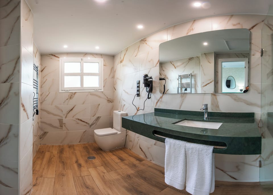 Standard Double Room, Golf View | Bathroom | Shower, hair dryer, towels, soap