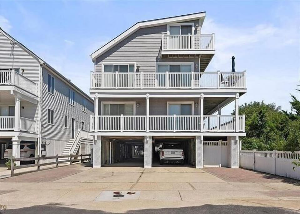 Exterior / Driveway and Carport Parking Spaces