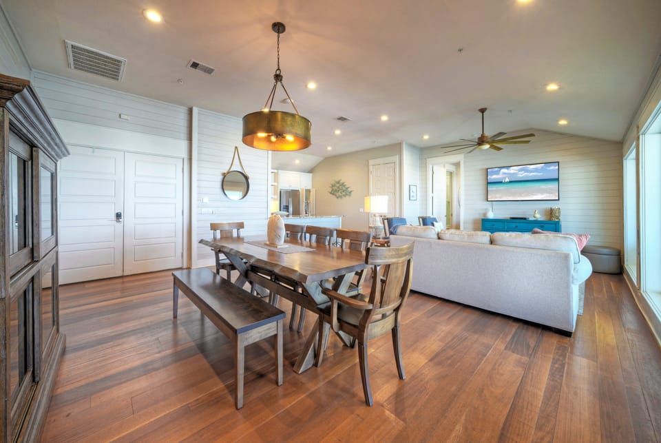 Spacious dining table. (Blue Marlin)