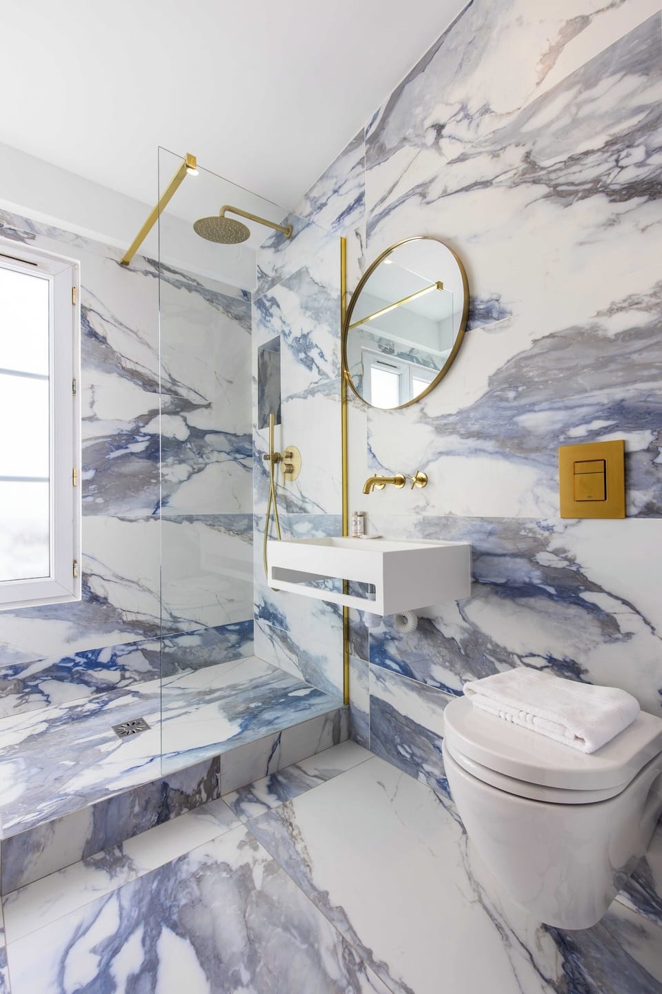Apartment | Bathroom | Hair dryer, towels, shampoo