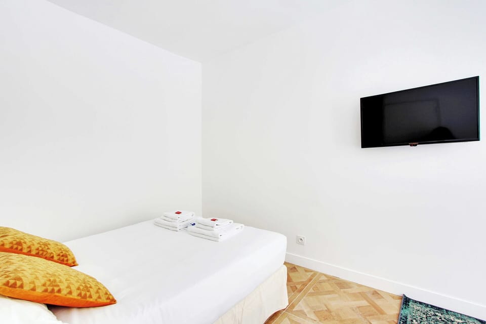 Apartment | 1 bedroom, laptop workspace, bed sheets