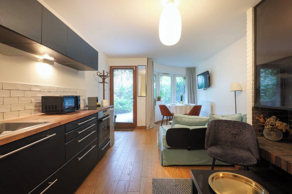 Apartment | Living area | Fireplace