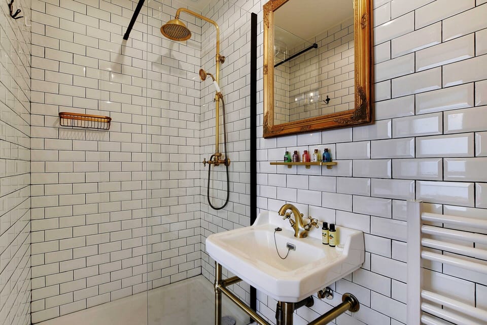 Apartment | Bathroom | Towels, toilet paper