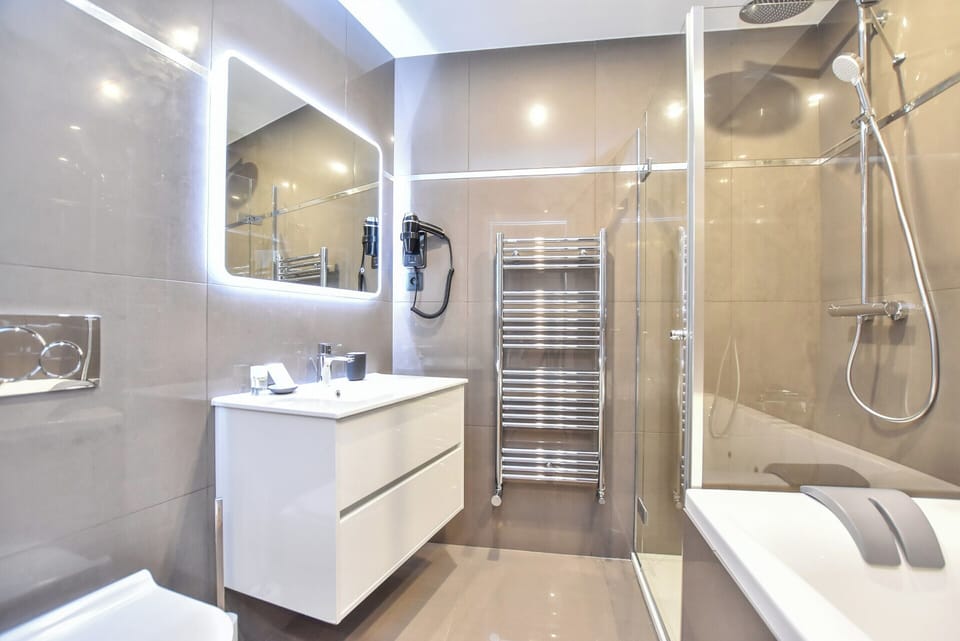 Apartment | Bathroom | Bathtub
