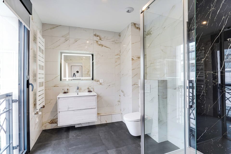 Apartment | Bathroom | Hair dryer, towels, shampoo