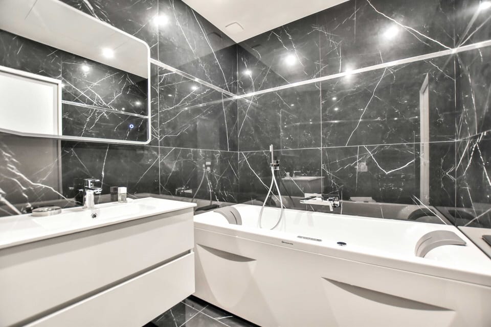 Apartment | Bathroom | Bathtub, hair dryer, towels, shampoo