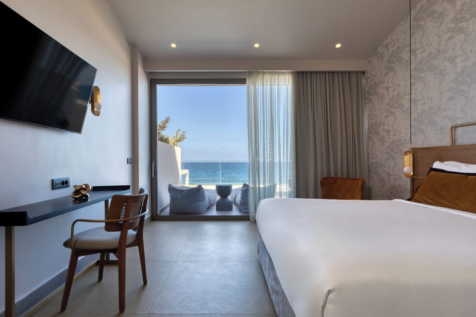 Amber Gold Suite Seaview | In-room safe, desk, laptop workspace, blackout drapes