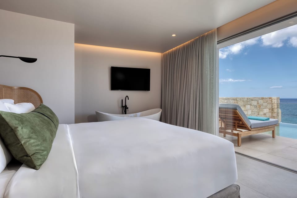 Champagne Gold Ambassador Suite Seaview Private Pool | Living area | TV