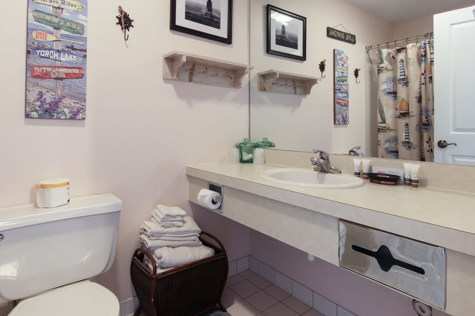 Standard Room, 2 Double Beds | Bathroom | Hair dryer, towels, soap, shampoo
