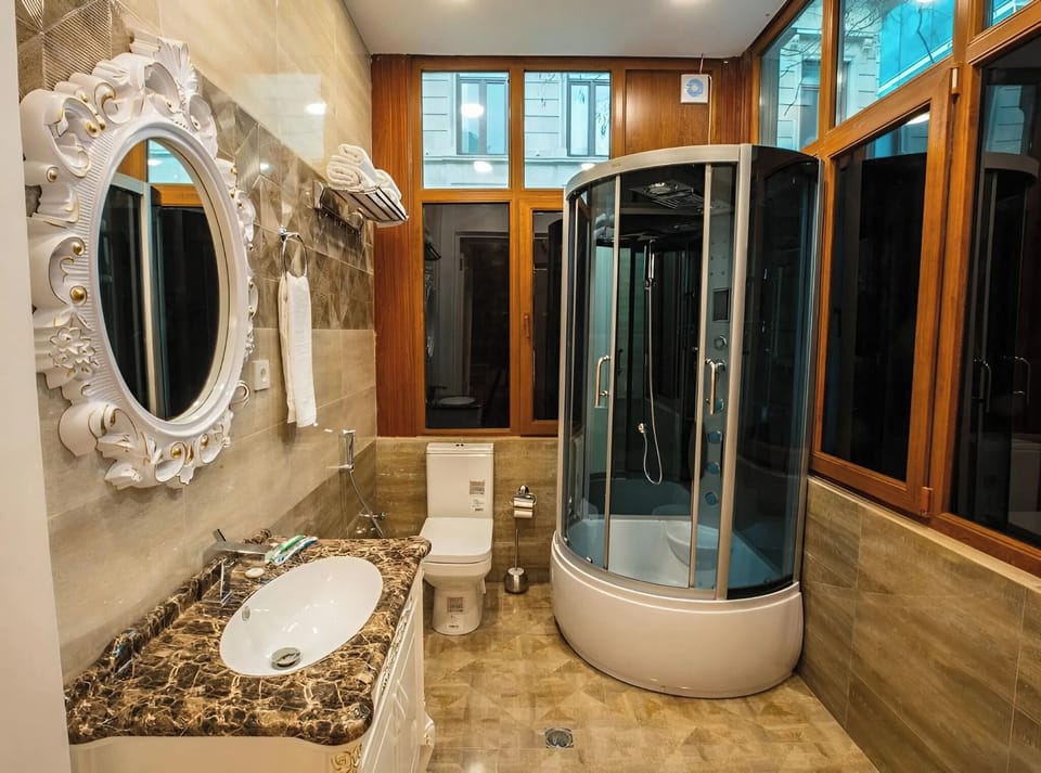 Junior Room | Bathroom | Shower, hydromassage showerhead, hair dryer, slippers