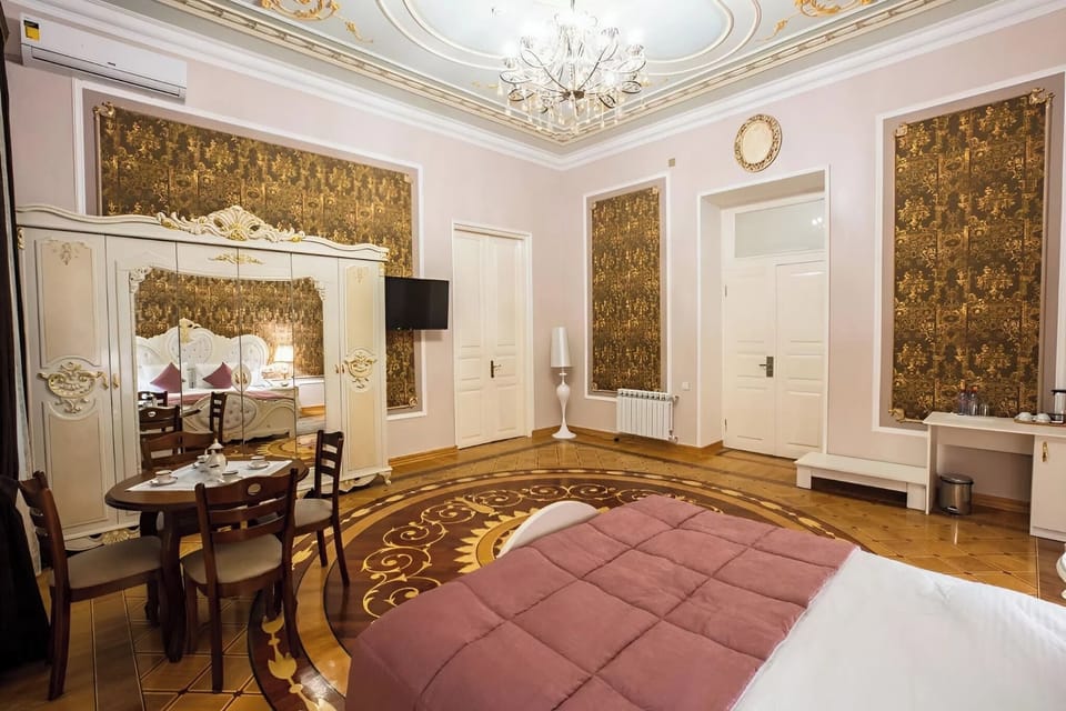 Junior Room | Desk, soundproofing, free WiFi, bed sheets